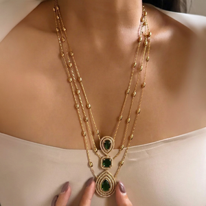 Parure de bijoux indiens pour mariée, collier superposé finition or vert émeraude, design géométrique, pour mariage et fête, en laiton fait main - Product Image 1