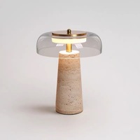 Lampe de table moderne de luxe en travertin avec abat-jour en verre et anneau lumineux en laiton doré pour projet hôtelier, chambre et décoration de villa