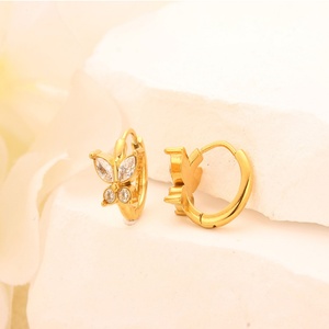 Vente en gros Nouvelles tendances Magnifiques boucles d'oreilles Huggie en acier inoxydable de forme géométrique avec zircon pour femmes Plaqué or Élégant et tendance - Product Image 4