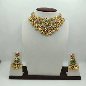 Conjunto de collar choker tradicional chapado en plata con incrustaciones de Kundan, piedras verdes y rojas, cuentas de moneda y pendientes a juego. - Product Image 2