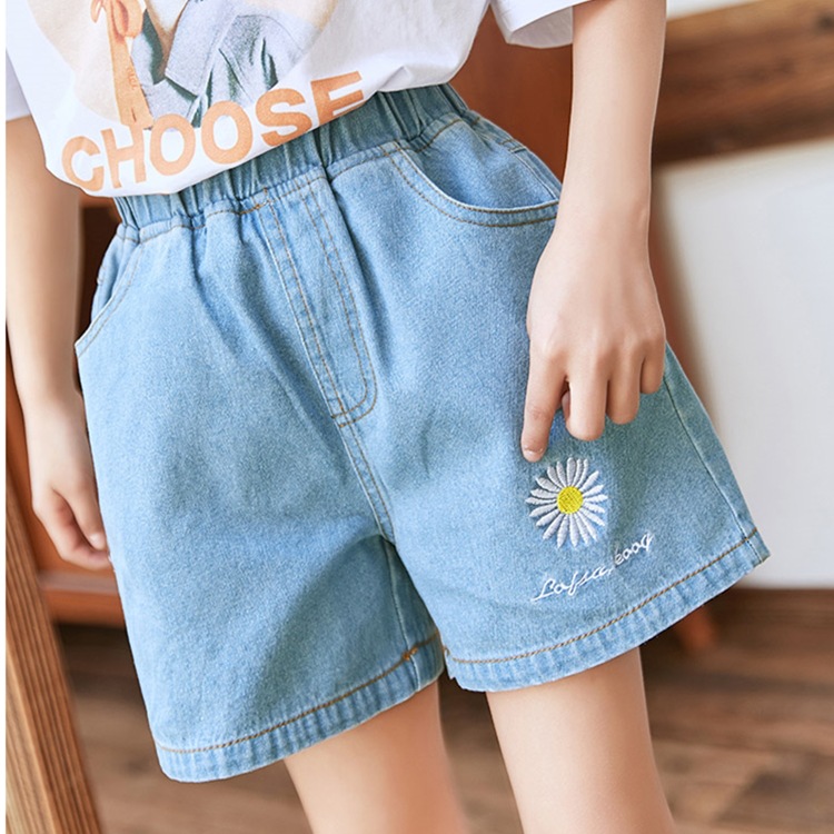 Embroidered shorts with daisy