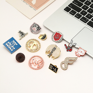 Insignias de metal esmaltado personalizadas con pedrería, diseño de personajes de forma irregular, sin níquel, estilo lindo para promoción - Product Image 4