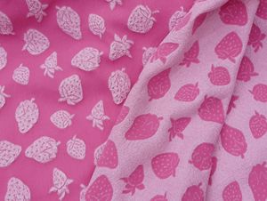 Tessuto Jacquard Goffrato con Motivo Fragola per Abiti, Top e Completi a Due Pezzi - Product Image 5