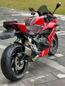 Motocicleta QJMOTOR Racing 800 - Motor de 778 cc en Línea de 4 Cilindros, 92 kW de Potencia, ABS y TCS - Product Image 3