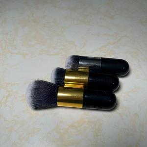 2025 nuovi pennelli Makeup singoli spessi manico portatile in polvere fard evidenziatore pennello <span class=keywords><strong>fondotinta</strong></span> bianco nero per il trucco - Product Image 1