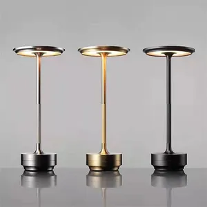 Prix usine Métal Sans Fil Rechargeable Lampe De Table Avec Base De Charge Nordique Minimaliste Simple Salon Chambre Lampe De Table