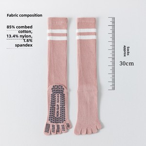 Chaussettes de yoga et de Pilates longues à rayures en coton peigné sans couture pour femmes, antidérapantes, professionnelles, pour le sport et le fitness - Product Image 1
