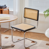 Chaises de salle à manger en métal minimalistes et solides avec dossier en rotin, style nordique rétro, durables, pour appartements et salons (vente en gros)