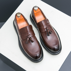 Zapatos de Vestir para Hombre con Parte Superior en Azul Marino y Marrón Contrastantes, que Ofrecen un Atractivo Contemporáneo, Mocasines con Borlas - Product Image 2