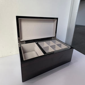 Boîte à montres en bois durable fabriquée à la main, forme carrée, rangement élégant, présentoir pour montres précieuses, matériaux en cuir PU, marque DS - Product Image 1