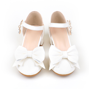 Scarpe da principessa per bambine disponibili in rosso e <span class=keywords><strong>bianco</strong></span> con grandi decorazioni a fiocco, perfette per matrimoni, feste e damigelle. - Product Image 2