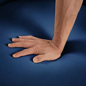 Fauteuil d'appoint en velours bleu marine avec structure en métal doré, dossier incurvé, style mid-century, pour salon et détente - Product Image 5