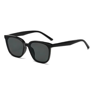 Lunettes de soleil carrées pour femmes Qianai, monture noire en PC, protection UV400, pour la plage, les voyages et la photographie - Product Image 2