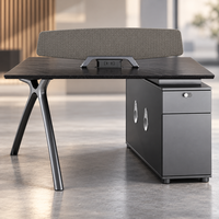 Bureau de direction moderne avec plateau en bois foncé, écran de confidentialité, armoire de rangement, tiroirs et accès aux câbles pour le travail