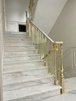 Rampe d'escalier spirale moderne en alliage d'aluminium sur mesure haut de gamme, sculptée avec une allure artistique grandiose et une robustesse sécurisée