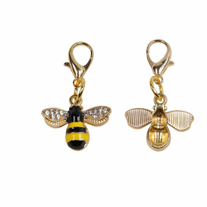 Colgante de abeja con diamantes chapado en oro de 14K con medallón para collar, <span class=keywords><strong>pulsera</strong></span>, bolso o como amuleto. - Product Image 1
