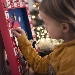 Calendrier <span class=keywords><strong>de</strong></span> <span class=keywords><strong>l</strong></span>'<span class=keywords><strong>Avent</strong></span> en Carton Rigide Personnalisé avec Revêtement UV, Design Gaufré, Matériaux Écologiques, Routine <span class=keywords><strong>de</strong></span> Maquillage Personnalisable - Product Image 4