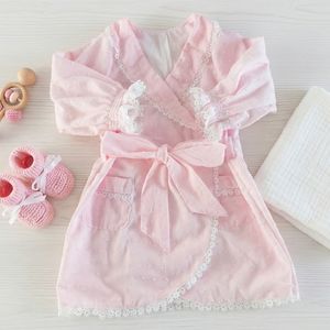 Vêtements de nuit pour bébés, robe de nuit pour bébé fille faite à la main, tissu en coton Dobby rose avec détails en dentelle et ceinture à nouer - Product Image 2