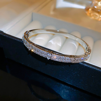 XIXI Vente en Gros Designer Luxe Plaqué Or 18K Cuivre Coque Trèfle Creux Zircon Femmes Mode Bijoux Bracelets Joncs