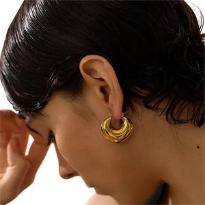 Pendientes de aro en forma de corazón de acero inoxidable chapado en oro de 18 quilates para mujer, joyería de moda para fiesta EKR12 - Product Image 2