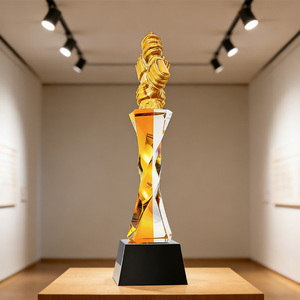 Trofeo de Resina Transparente con Grabado Personalizado, Premio de Cristal Dorado con Diseño de Mano Entrelazada - Product Image 3