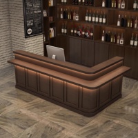 Comptoir de bar en bois vintage personnalisé avec éclairage LED, design robuste et écologique, finition vernie, dos massif pour le commerce de détail