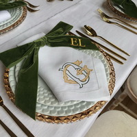 Serviettes en lin de luxe pour mariage - Blanches avec broderie délicate, artisanat exquis pour mariages, dîners raffinés, rehaussez la classe de votre table