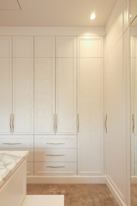 Dressing haut de gamme avec îlot en marbre et portes miroir, armoire de chambre en <span class=keywords><strong>bois</strong></span> durable style Shaker avec aménagement flexible - Product Image 2