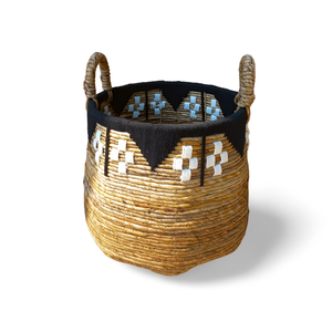 Cesta de ratán Galileo que combina fibra natural de plátano y macramé, creando una cesta única para una decoración elegante del hogar. - Product Image 1