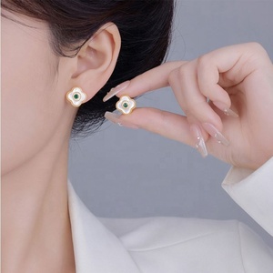 Boucles d'oreilles clous rétro géométriques en nacre, luxe léger, micro-zircon haut de gamme serti en canal, plaqué or, polyvalentes et tendance - Product Image 2