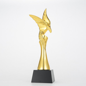 MH-NJ00909 doré argent Bronze aigle propagation ailes résine trophée personnalisé créatif aigle Souvenir cristal trophée prix - Product Image 1
