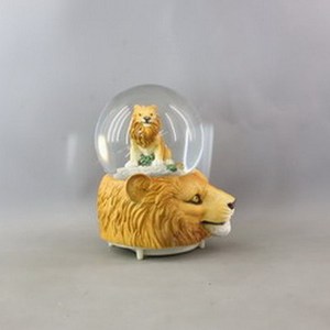 Ornement de boule à neige en résine sur le thème des sports majestueux, motif animalier peint à la main avec lumière LED, musique et neige qui tombe - Product Image 4