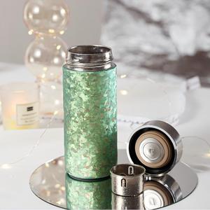 Bouteille isotherme en titane pur de 200 ml personnalisée en gros avec infuseur, tasse de luxe à texture cristalline effet fleur de glace - Product Image 3