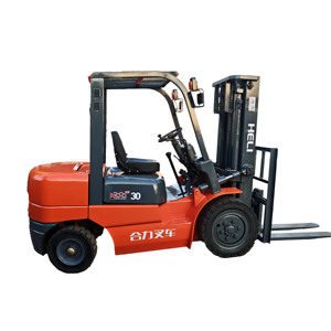 Chariot élévateur d'occasion HeLi 3t, marque chinoise réputée, moteur diesel, déplaceur latéral hydraulique, pneus pleins, à vendre au meilleur prix - Product Image 1