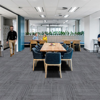 Fabrikstandard Moderner Kommerzieller Teppich Gestreifter Tufting-Loop-Pile 50x50cm Büro-Modulbodenbelag für Kostenlose Muster