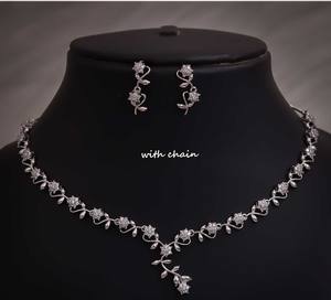Ensemble collier et boucles d'oreilles en alliage de qualité supérieure pour femmes, design élégant, bijoux de mode, idéal pour les occasions festives et les célébrations - Product Image 1