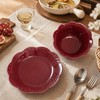 Ensemble d'assiettes en céramique rétro bordeaux, assiettes en porcelaine rouge peintes à la main et petits bols, vaisselle de table