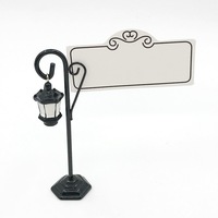 Porte-cartes de table style lampadaire vintage, élégant support de numéro de table en métal noir avec lanterne suspendue pour mariages et fêtes