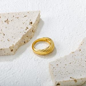 แหวนสแตนเลสสตีลชุบทอง 18K PVD สำหรับผู้หญิง ดีไซน์หนา ทันสมัย เหมาะสำหรับงานแต่งงานและงานหมั้น รูปทรงโดมโค้งแบบเกลียว - Product Image 5