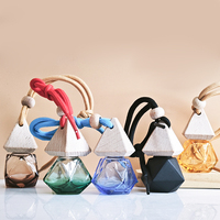Vente en gros de luxe de 8ml en forme de diamant suspendu vide désodorisant diffuseur de parfum de voiture bouteille d'arôme