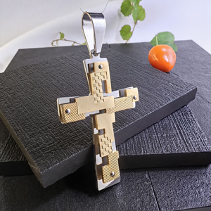 Kalung Liontin Salib Logam Bertekstur Grid dari Baja Anti Karat Gaya Industrial Punk Religius untuk Pria, Model Berlapis - Product Image 5