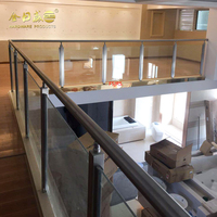 Rampe d'escalier moderne en acier inoxydable et PVC avec balustres, main courante en verre trempé pour appartement (design minimaliste)