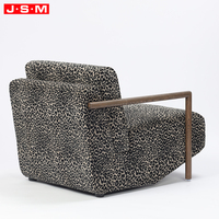 Fauteuil d'appoint contemporain français de haute qualité avec coussin en tissu imprimé léopard et structure en bois pour salon