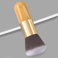Pinceau Kabuki en poudre moelleux avec logo personnalisé, manche en bambou, poils synthétiques doux, style plat/estompé pour le blush, le fond de teint, l'illuminateur