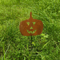 Ornements de jardin d'Halloween en fer forgé pour une narration visuelle d'horreur en extérieur lors de projections nocturnes saisonnières d'automne