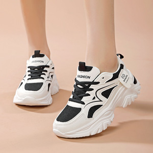 Zapatillas deportivas transpirables de malla para mujer, color blanco y negro, con plataforma gruesa, cordones, informales, para caminar, a la moda. - Product Image 1