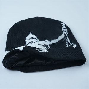 Bonnets courts personnalisés doublés de satin, bonnets d'hiver en tricot de haute qualité avec logo jacquard, bonnets personnalisés avec intérieur en satin - Product Image 4