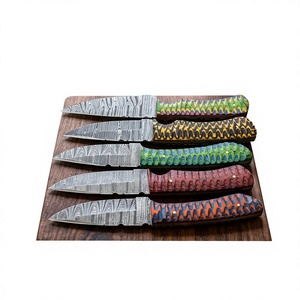 Cuchillo de hoja fija Drop Point de acero de Damasco forjado con mango de madera Pakka, personalizable para caza, camping y supervivencia, 3 años de garantía. - Product Image 3