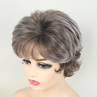 Vente en gros perruque courte synthétique bouclée naturelle perruques coupe lutin gris argent avec frange pour femmes