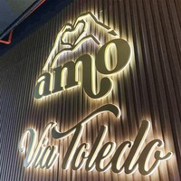 Enseigne murale rétroéclairée avec logo inversé, bandes LED 3D dorées, lettres en acrylique et métal, étanches IP65